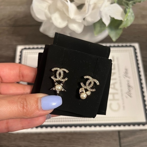CHANEL Faux Pearl & Crystal CC Star and Heart Earrings - Picture 6 of 7